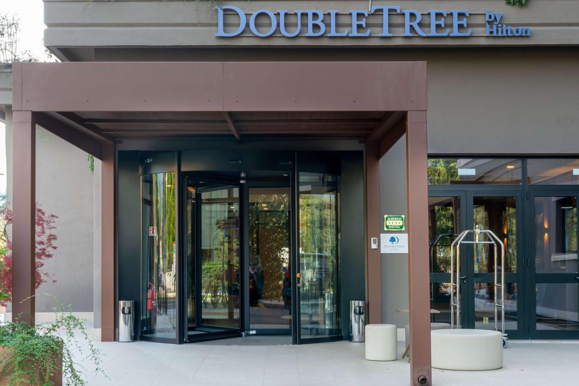 Отель Doubletree By Hilton Брешия Экстерьер фото